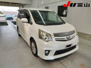 2011 TOYOTA Noah
