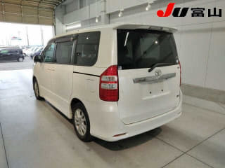 2011 TOYOTA Noah