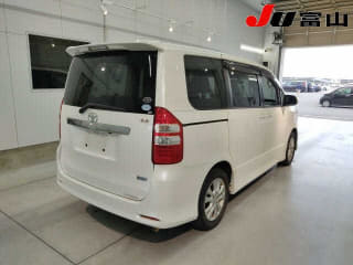 2011 TOYOTA Noah