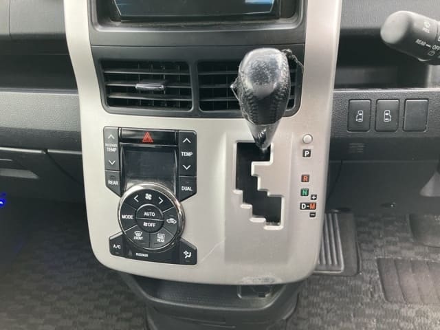 TOYOTA Voxy thumbnail 4