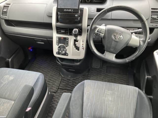 TOYOTA Voxy thumbnail 3