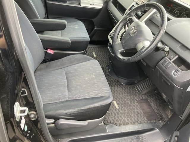 TOYOTA Voxy thumbnail 7