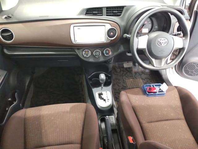 TOYOTA Vitz thumbnail 4