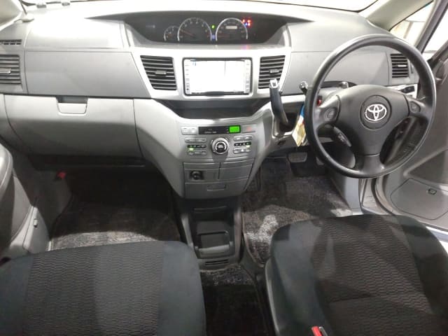 TOYOTA Voxy thumbnail 4