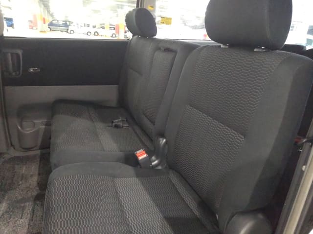TOYOTA Voxy thumbnail 5