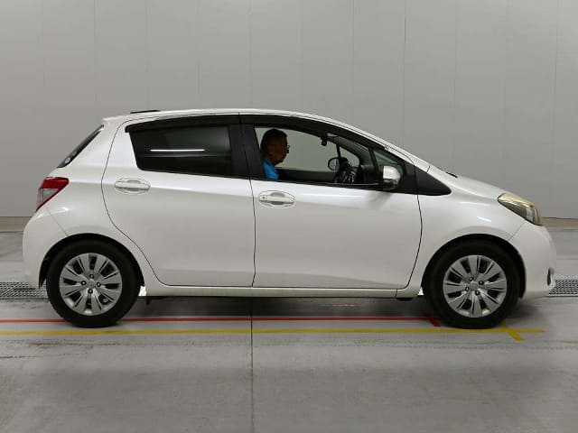 TOYOTA Vitz thumbnail 5