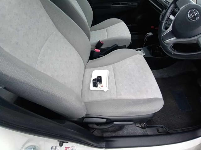 TOYOTA Vitz thumbnail 4