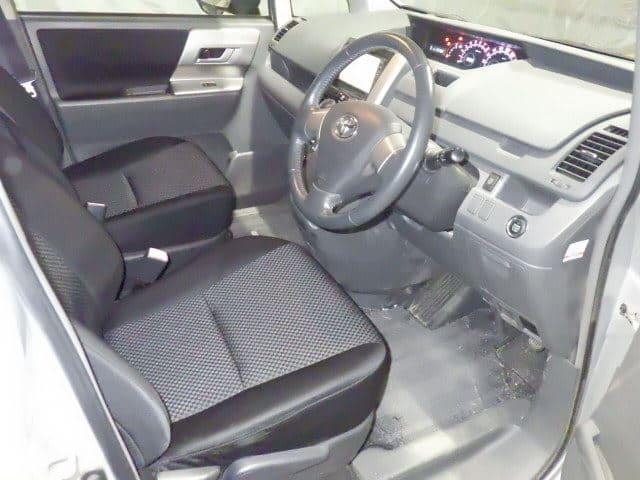 TOYOTA Noah thumbnail 4