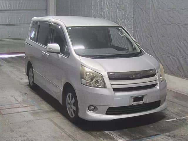 TOYOTA Noah thumbnail 6