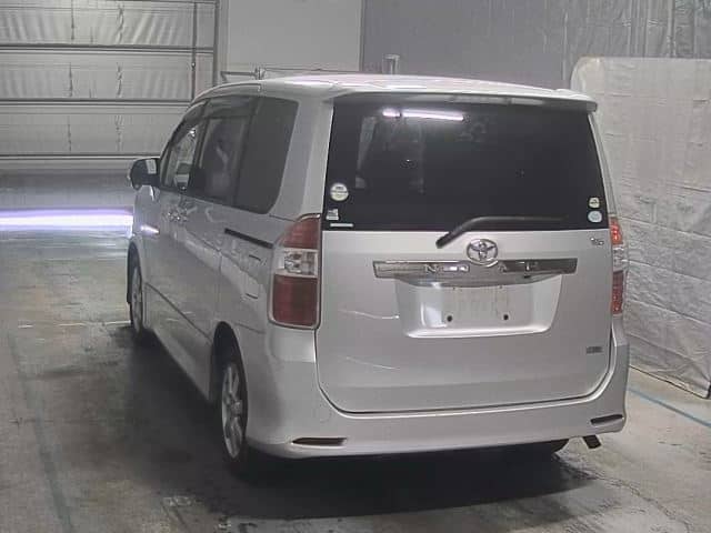 TOYOTA Noah thumbnail 7