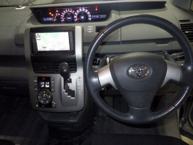 TOYOTA Noah thumbnail 3