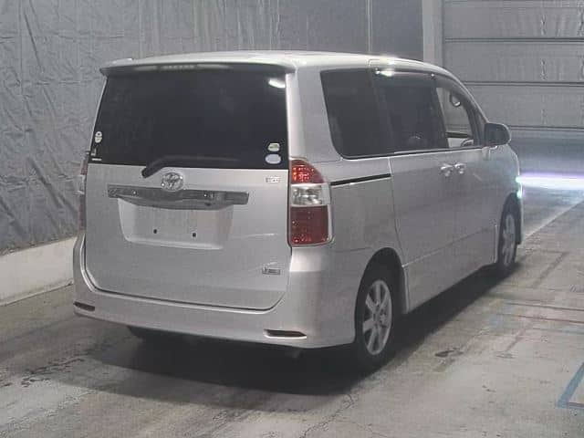 TOYOTA Noah thumbnail 2