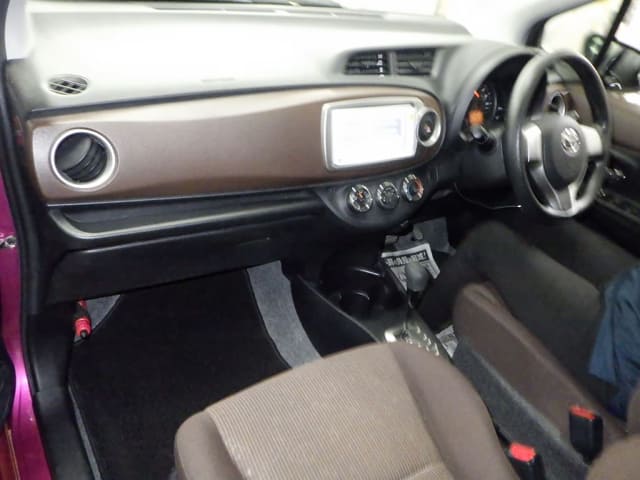 TOYOTA Vitz thumbnail 4