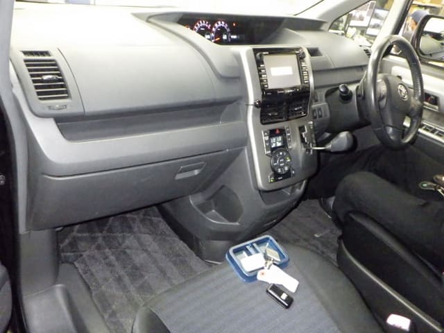TOYOTA Voxy thumbnail 4