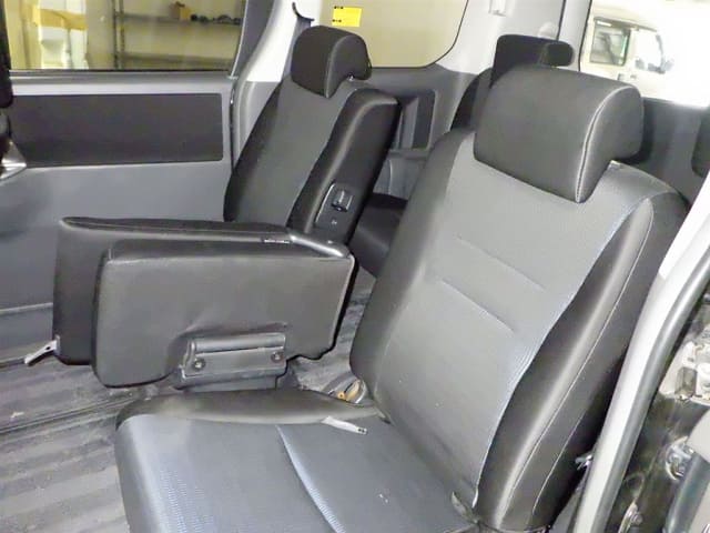 TOYOTA Voxy thumbnail 5