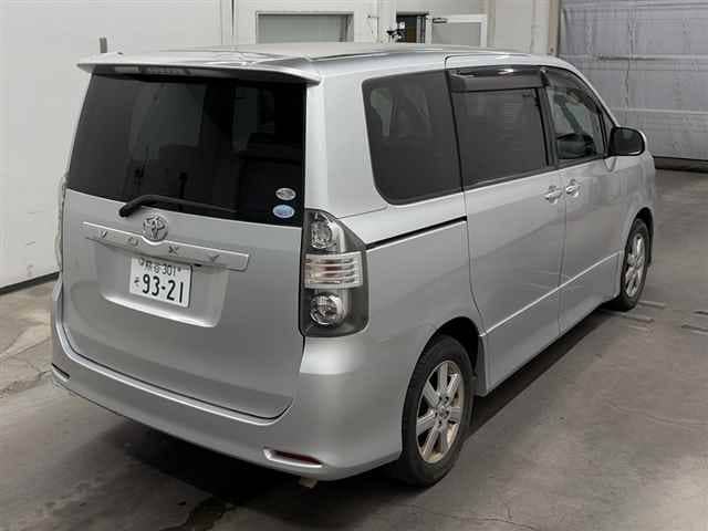 TOYOTA Voxy thumbnail 2