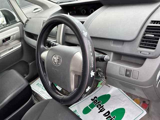 TOYOTA Voxy thumbnail 3