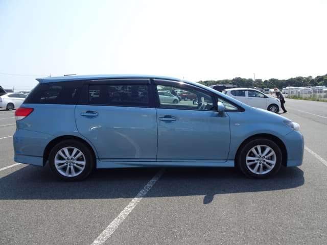 TOYOTA Wish thumbnail 6