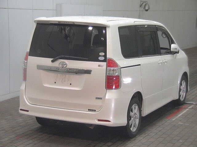 TOYOTA Noah thumbnail 3