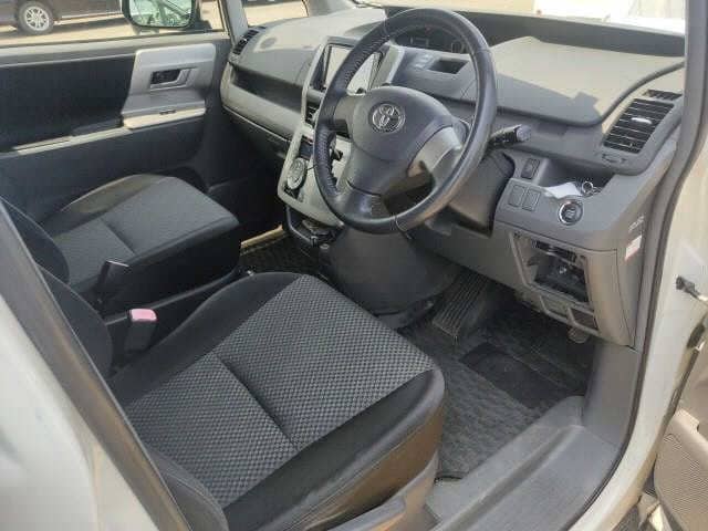 TOYOTA Noah thumbnail 4