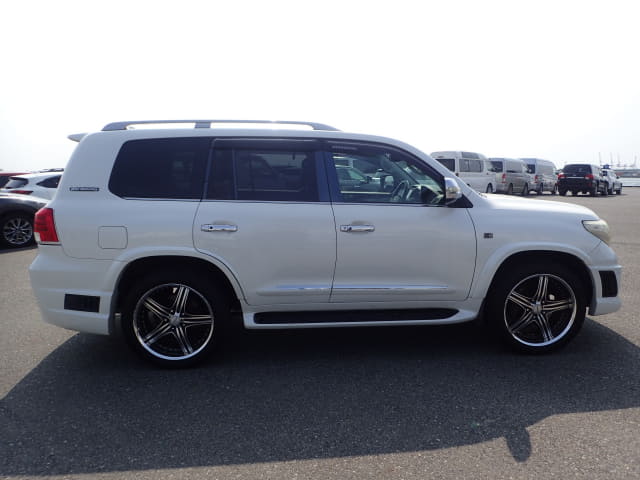 TOYOTA Land Cruiser thumbnail 6