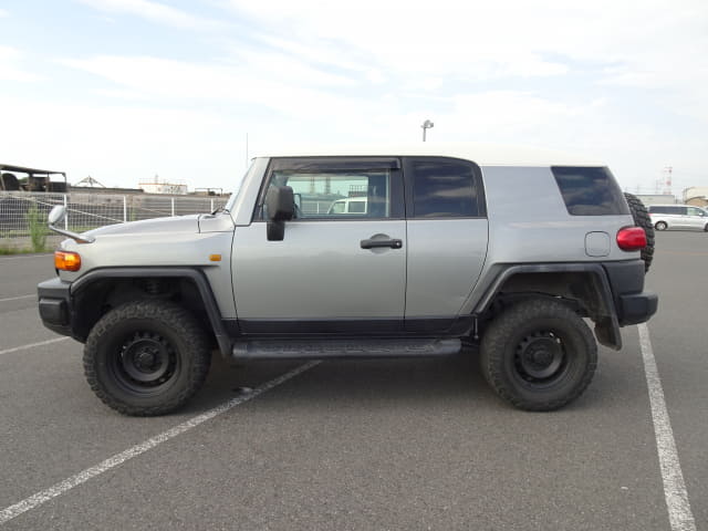 TOYOTA FJ Cruiser thumbnail 2