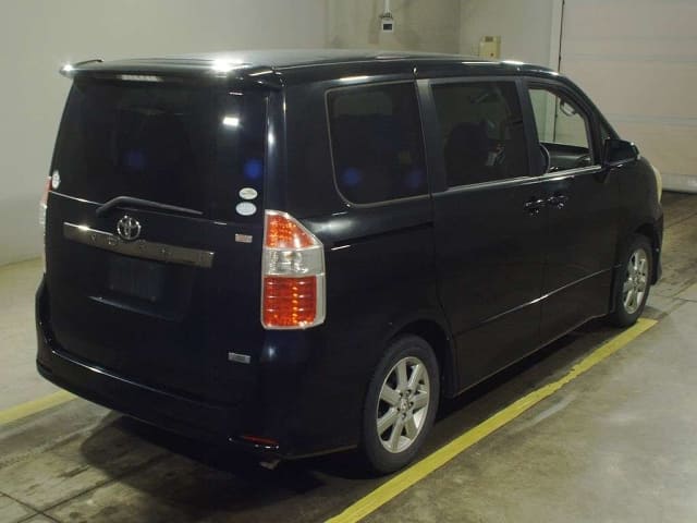 TOYOTA Noah thumbnail 2