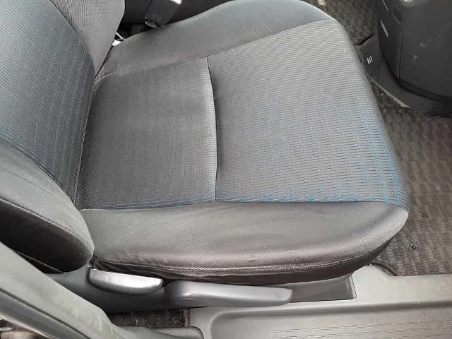TOYOTA Voxy thumbnail 4