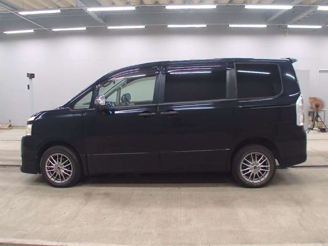 TOYOTA Voxy thumbnail 6