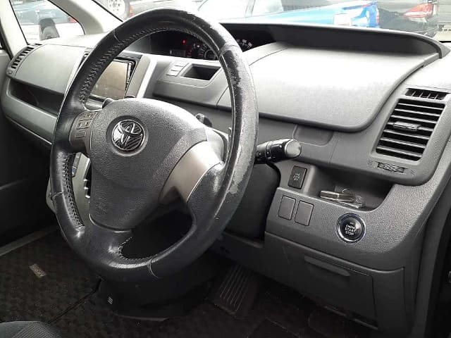 TOYOTA Voxy thumbnail 3