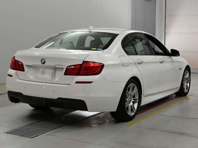 BMW 5 Series thumbnail 2