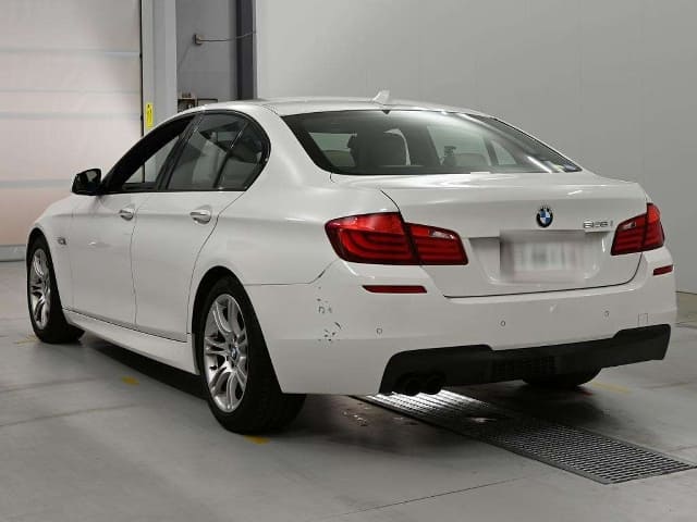 BMW 5 Series thumbnail 6