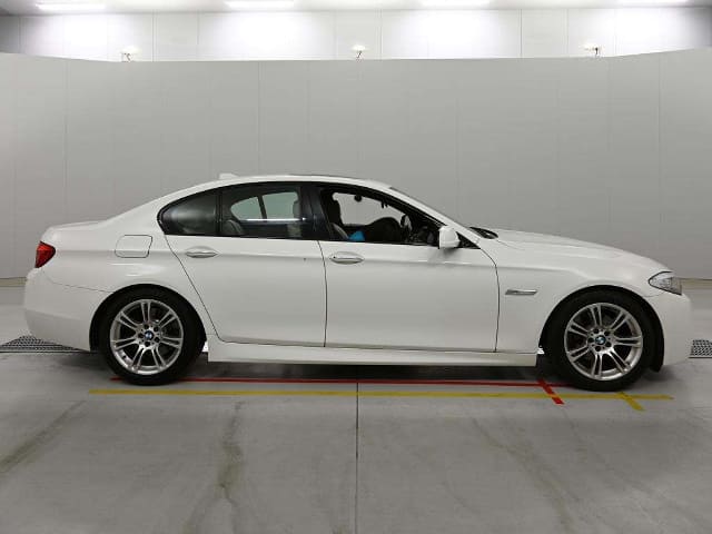 BMW 5 Series thumbnail 7