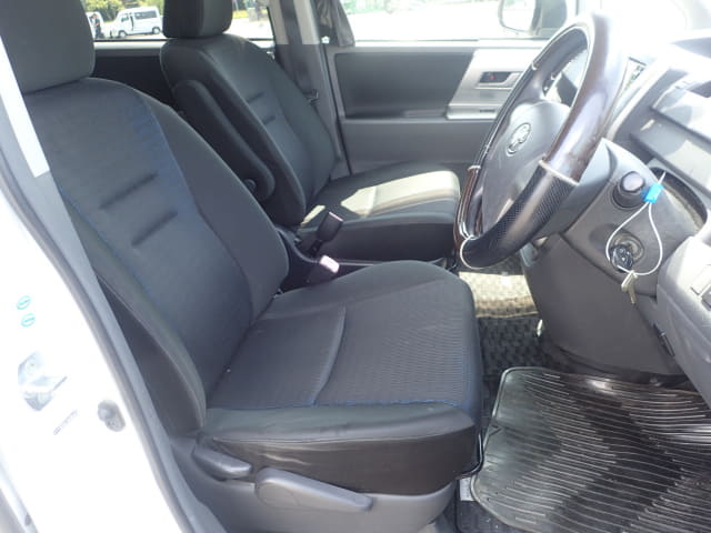 TOYOTA Voxy thumbnail 25