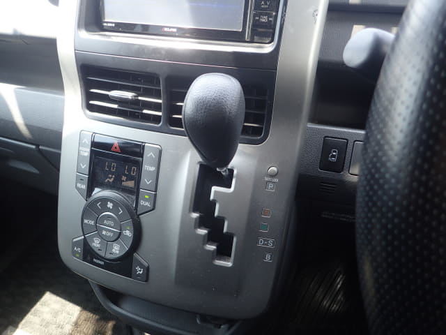 TOYOTA Voxy thumbnail 41