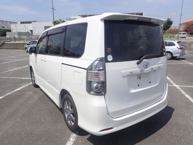 TOYOTA Voxy thumbnail 3