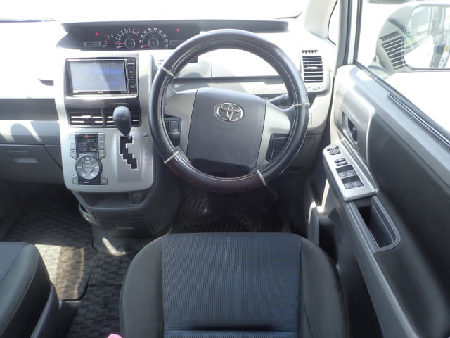 TOYOTA Voxy thumbnail 33