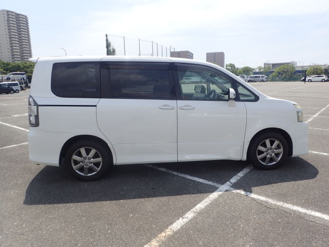 TOYOTA Voxy thumbnail 6