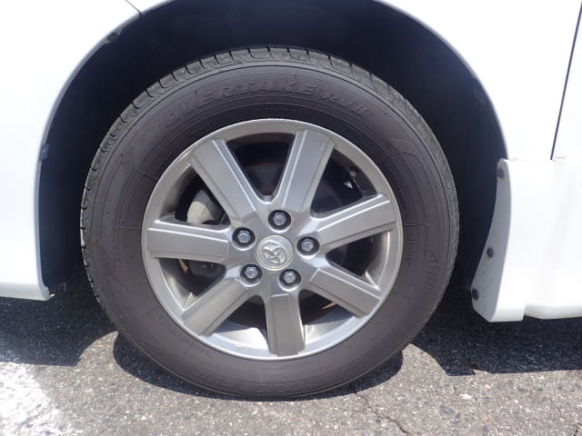 TOYOTA Voxy thumbnail 9