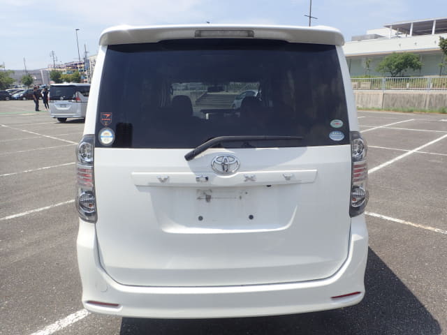 TOYOTA Voxy thumbnail 4