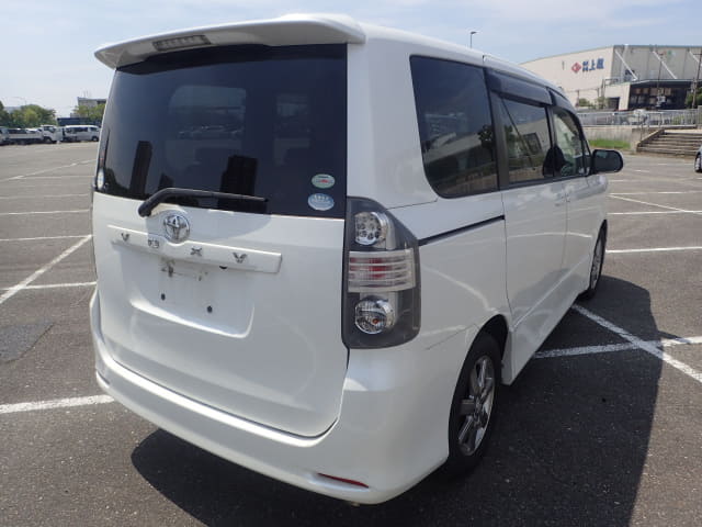 TOYOTA Voxy thumbnail 5