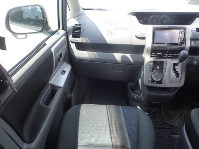 TOYOTA Voxy thumbnail 34