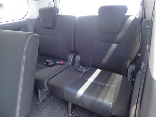 TOYOTA Voxy thumbnail 28