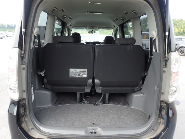 TOYOTA Voxy thumbnail 29