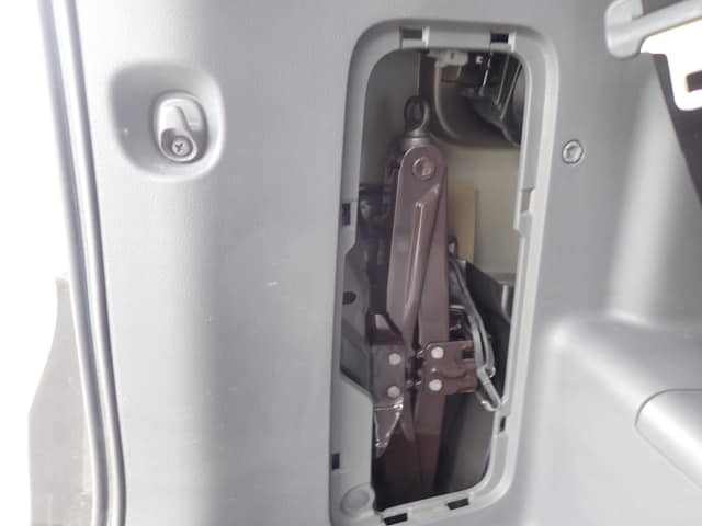 TOYOTA Voxy thumbnail 31