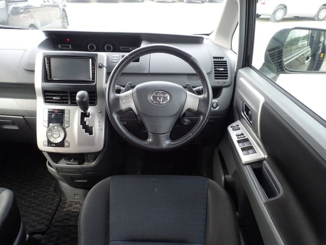 TOYOTA Voxy thumbnail 33