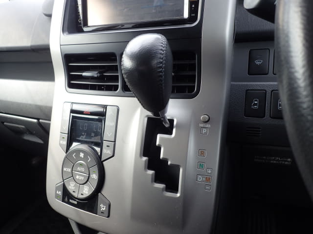 TOYOTA Voxy thumbnail 37