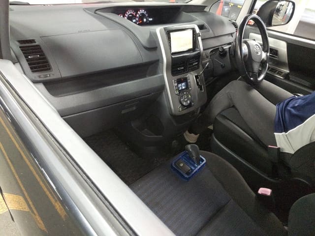TOYOTA Voxy thumbnail 59