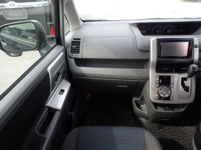 TOYOTA Voxy thumbnail 34