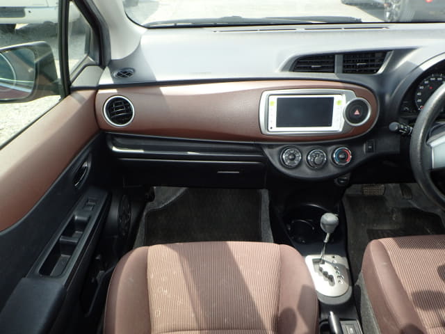 TOYOTA Vitz thumbnail 33